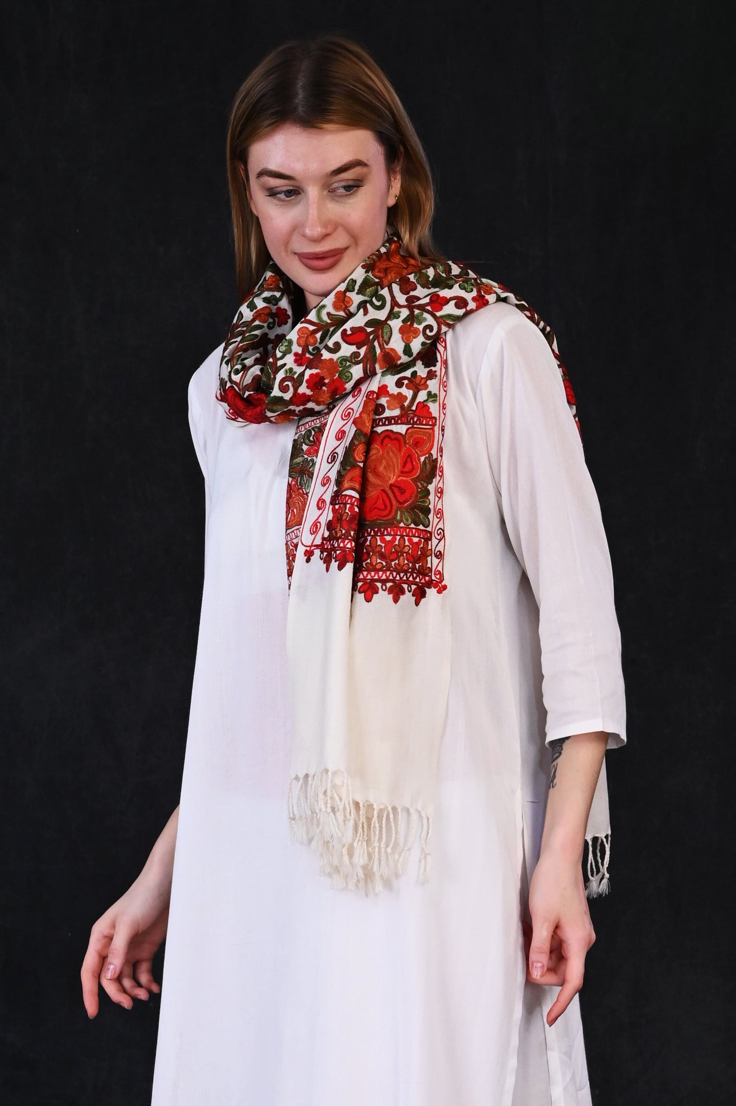 Aari Jama Embroidered Stole – Ivory Elegance with Multicolor Floral Intricacy
