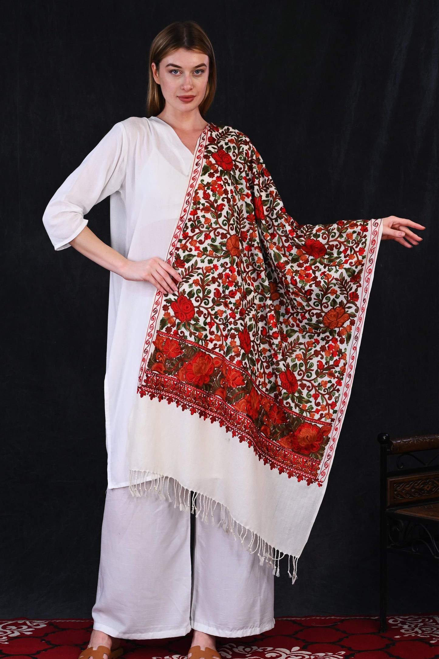 Aari Jama Embroidered Stole – Ivory Elegance with Multicolor Floral Intricacy