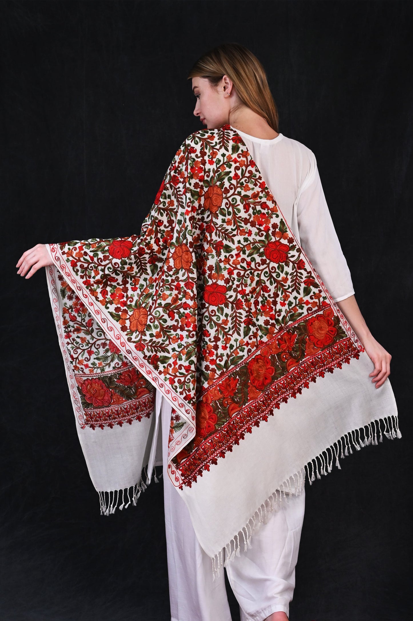 Aari Jama Embroidered Stole – Ivory Elegance with Multicolor Floral Intricacy