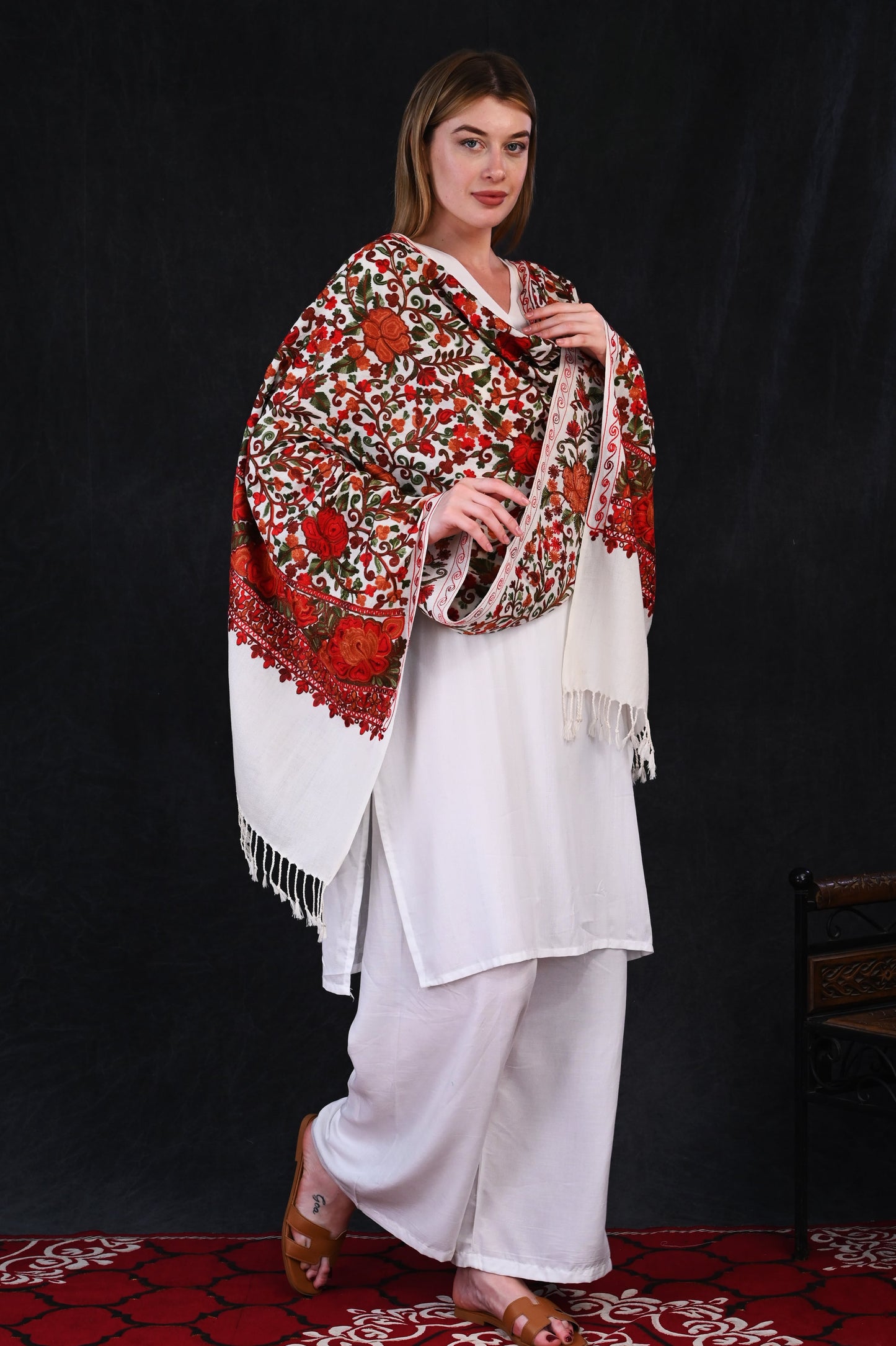Aari Jama Embroidered Stole – Ivory Elegance with Multicolor Floral Intricacy