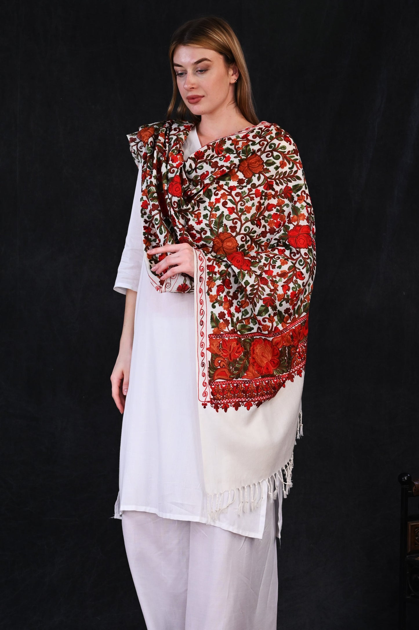 Aari Jama Embroidered Stole – Ivory Elegance with Multicolor Floral Intricacy