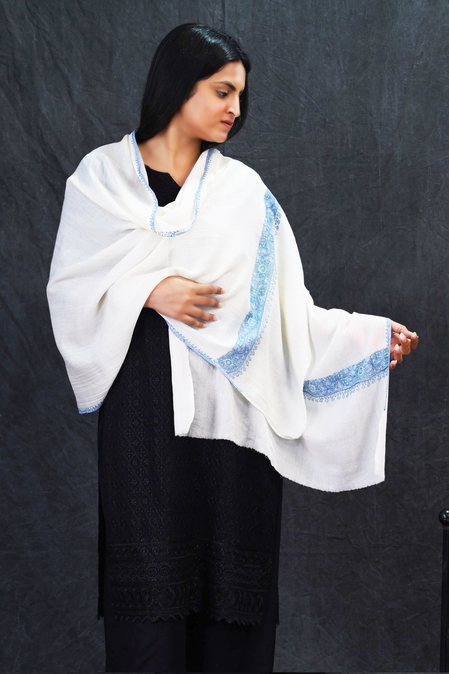 Fine Wool Sozni Embroidered Neemdor Pala Stole – Ivory Grace with Sapphire Threadwork