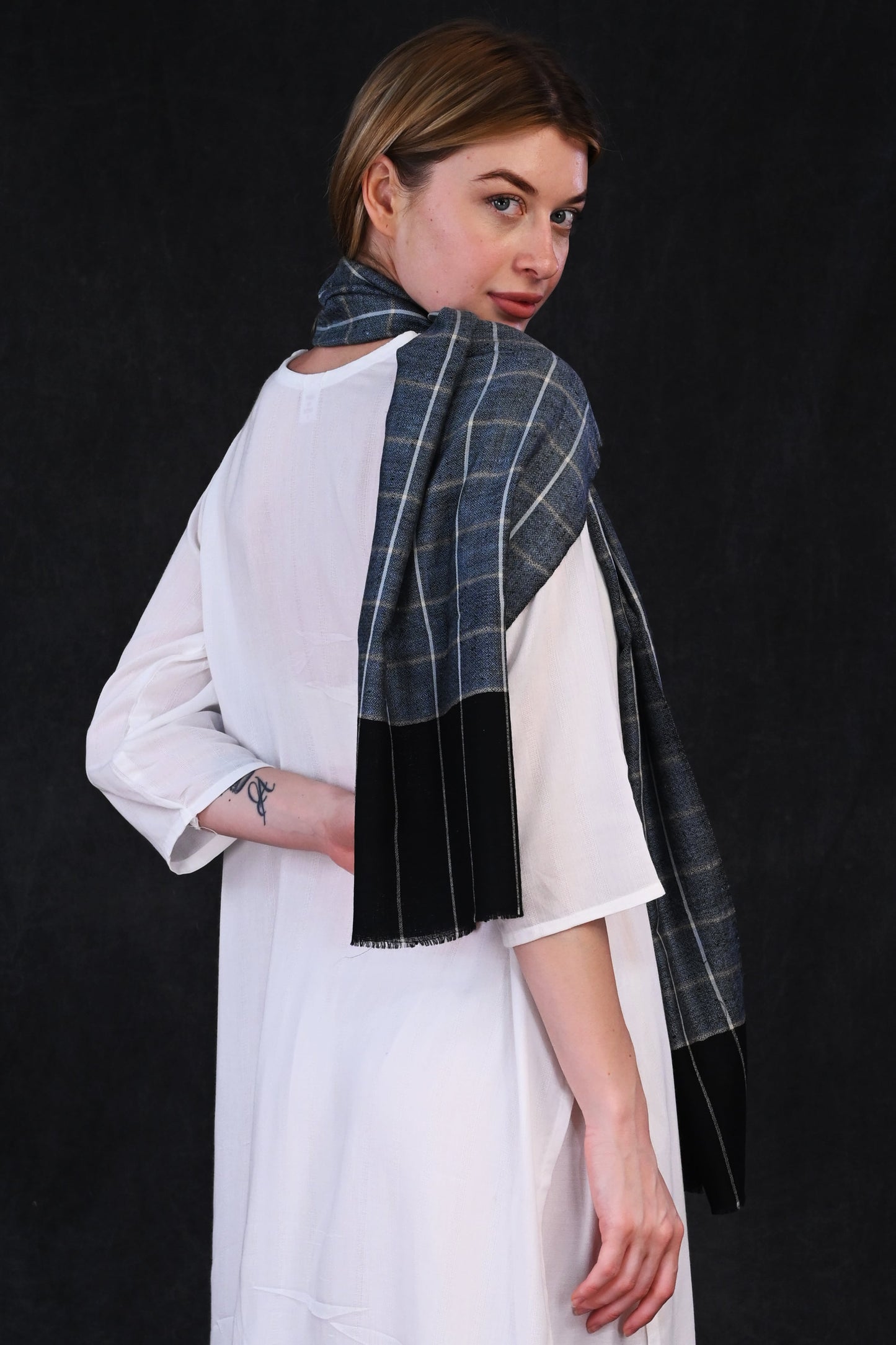 Pashmina Check Muffler – Dual-Tone Black & Grey with Subtle Checks