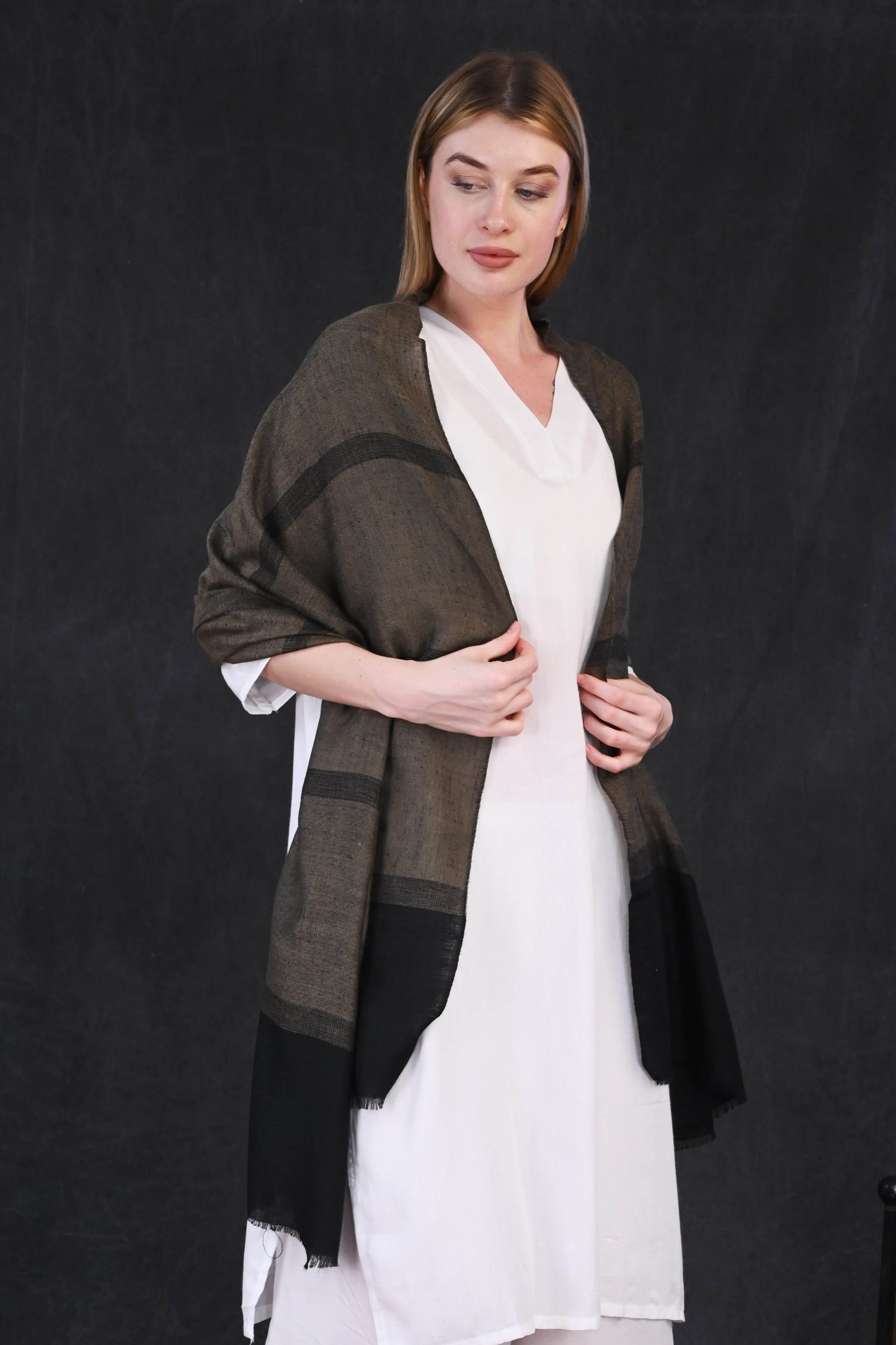 Pashmina Designer Hand-Made Stole – Dual-Tone Black & Olive Patterned Weave