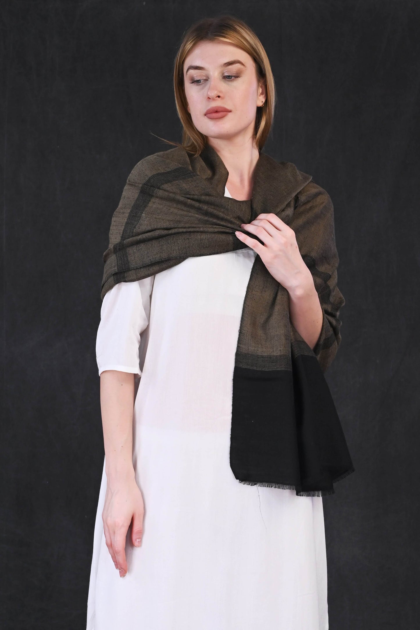 Pashmina Designer Hand-Made Stole – Dual-Tone Black & Olive Patterned Weave